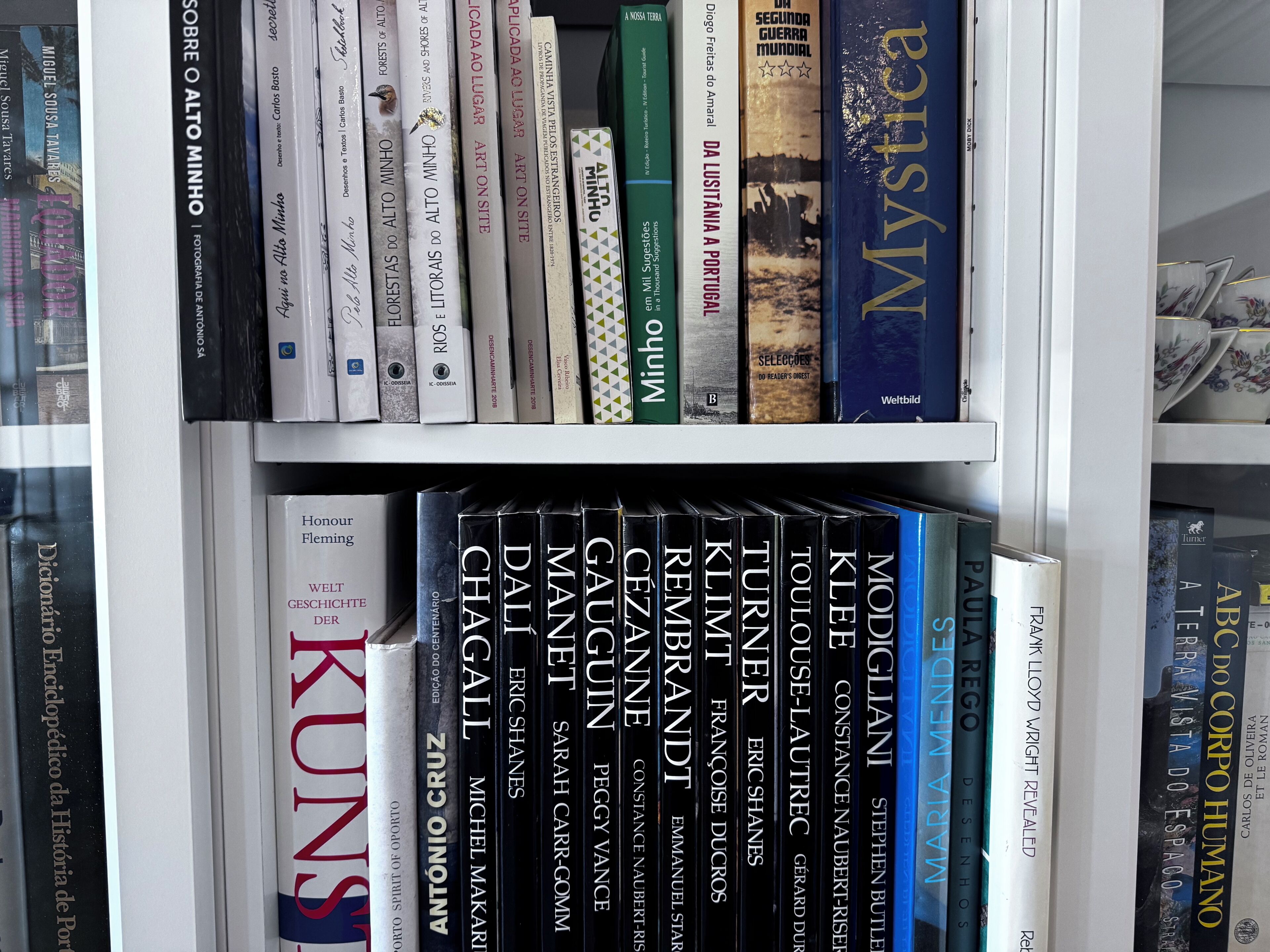 Ein Bücherregal mit verschiedenen Büchern, darunter Titel wie 'KUNGS' und 'MYSTICA'.