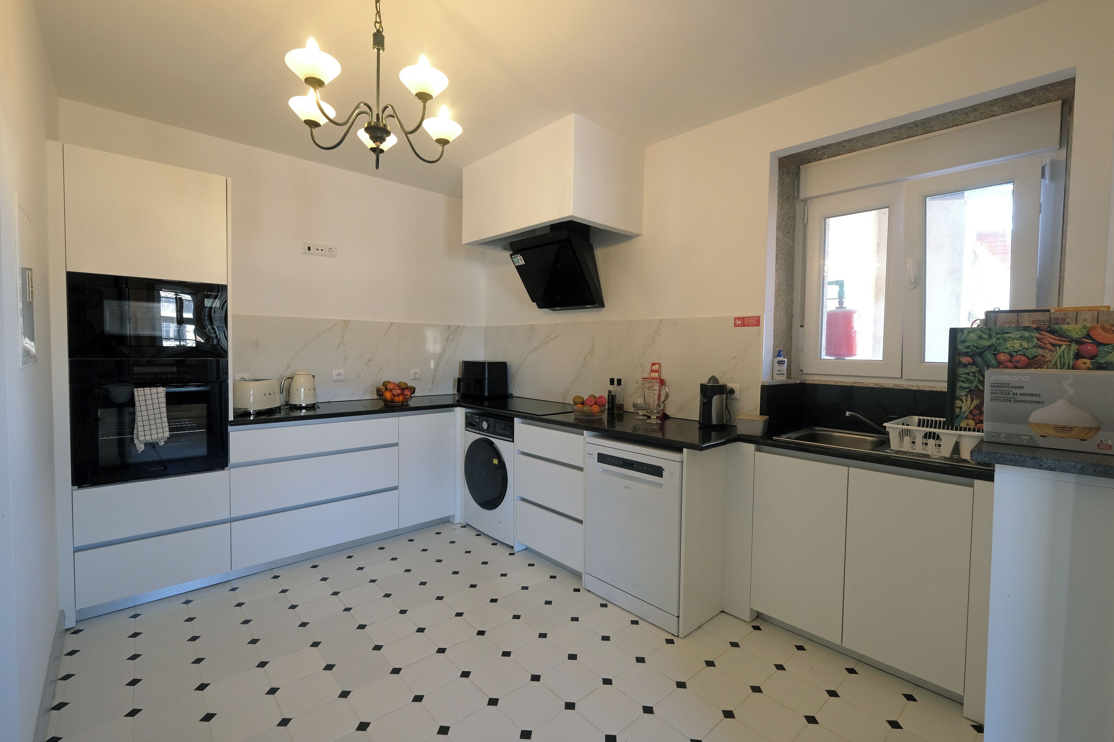 Full-size fridge, microwave, oven, stovetop