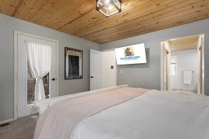 4 bedrooms, desk, travel cot, WiFi - World Cup Home Base_Sleeps 8_4BR_Huge TVs (Overland Park)