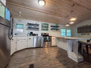 Private kitchen - Drift Away- 2-bedroom Lakefront house with Easy walk to Lake (Garfield)