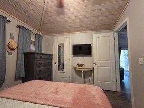 2 bedrooms, Internet, bed sheets - Drift Away- 2-bedroom Lakefront house with Easy walk to Lake (Garfield)