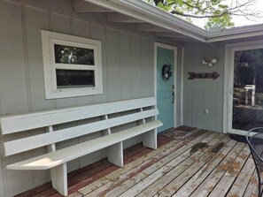 Terrace/patio - Drift Away- 2-bedroom Lakefront house with Easy walk to Lake (Garfield)