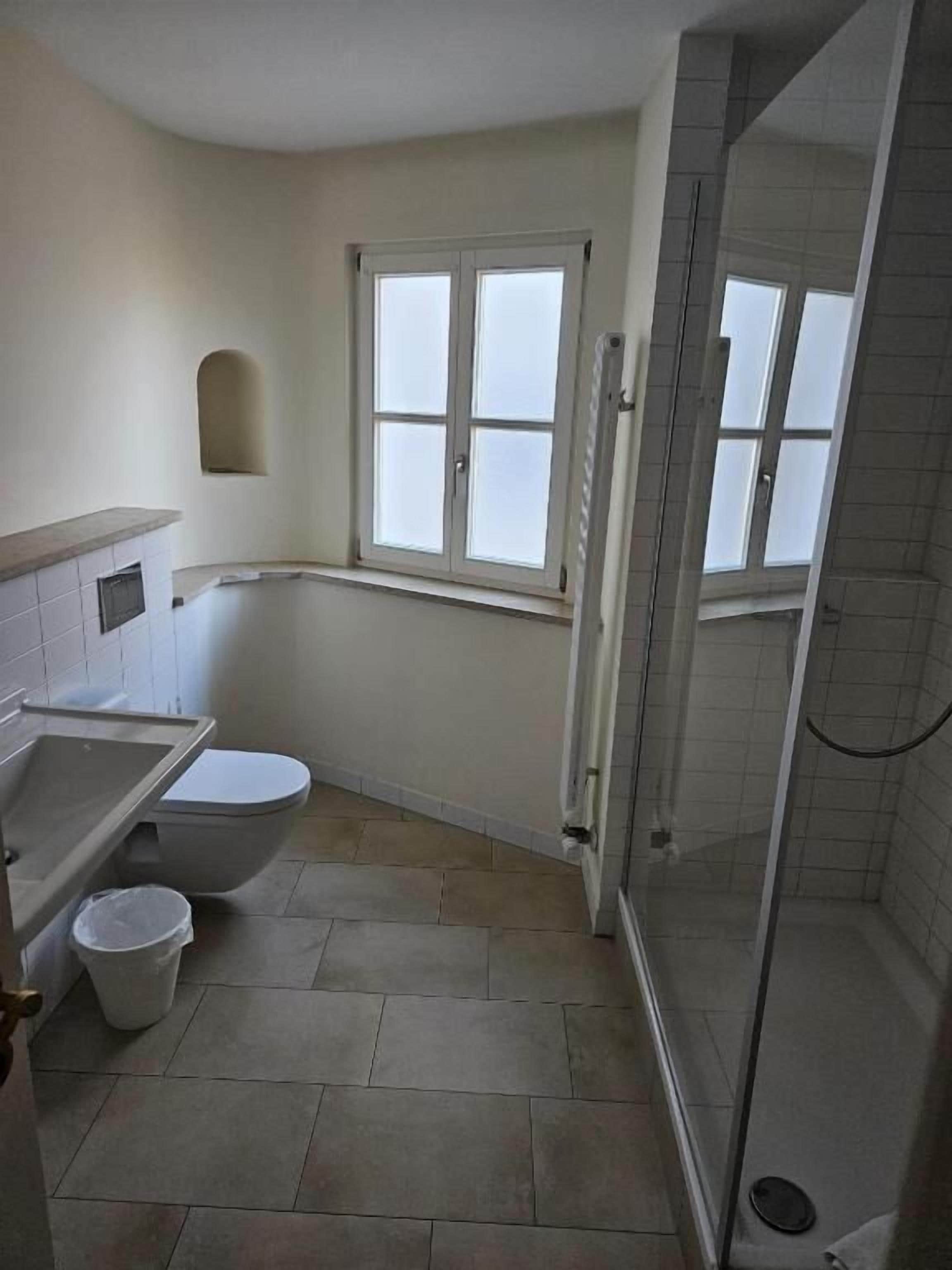 Einzelzimmer | Badezimmer | Kostenlose Toilettenartikel, Haartrockner, Handtücher, Seife