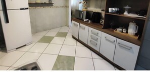 Private kitchen - Casa Kairós - A haven of tranquility and comfort. (Vila Velha)