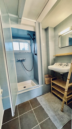 Douche, séchoir à cheveux, serviettes fournies