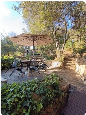 Outdoor dining - Adorable cottage 50 meters from the beach. Gulf of Ajaccio. South Corsica. (Pietrosella)