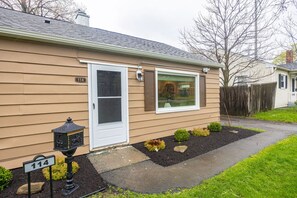 Exterior detail - Serene 3BR Retreat, walk to URMC, RIT & Golisano (Rochester)