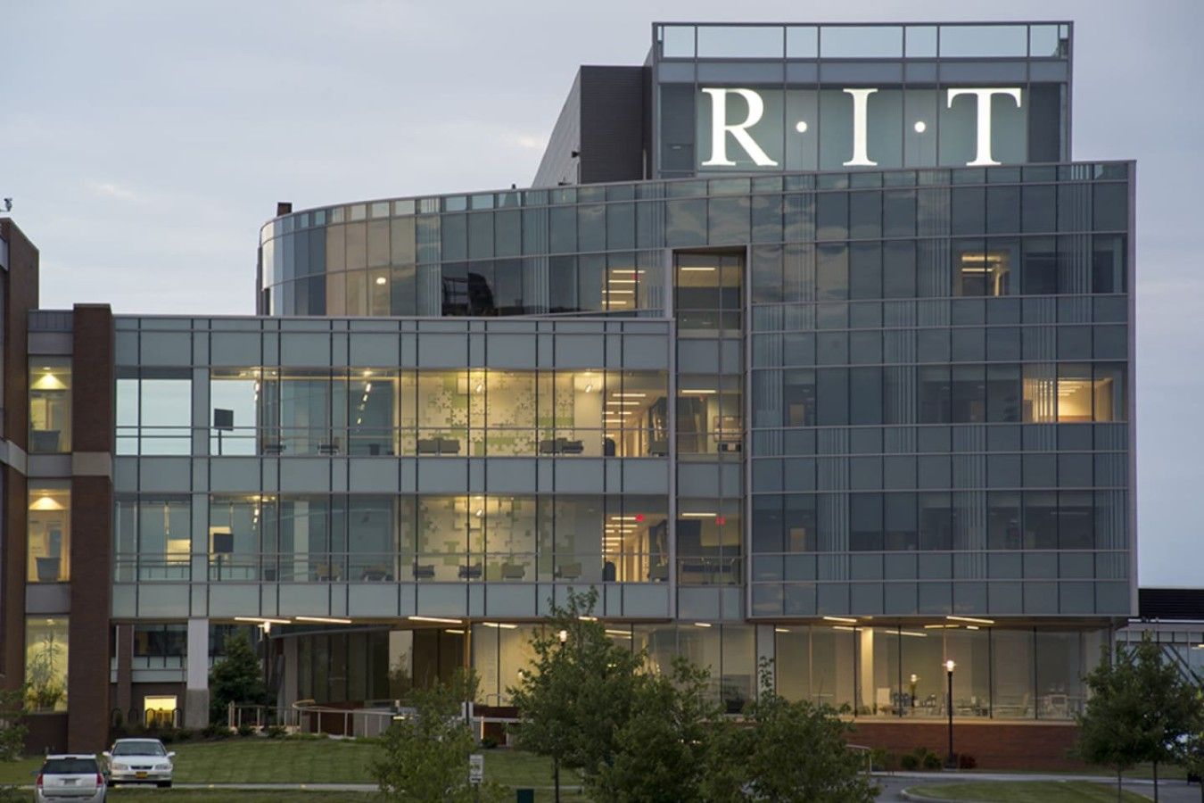 Un bâtiment moderne dont la façade présente en évidence les lettres « RIT ».