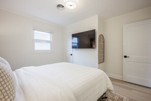 3 bedrooms, desk, free WiFi, bed sheets - Serene 3BR Retreat, walk to URMC, RIT & Golisano (Rochester)