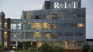 Un bâtiment moderne dont la façade est ornée des lettres « RIT » en caractères bien visibles.