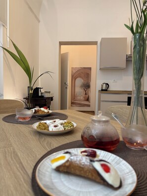 Dining - Dimidiuim suites apartment a stone's throw from the center of Palermo. (Palermo)
