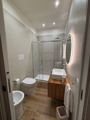 Hair dryer, towels, soap, shampoo - Dimidiuim suites apartment a stone's throw from the center of Palermo. (Palermo)