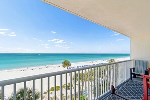Ein Balkon mit Blick auf Strand und Meer.