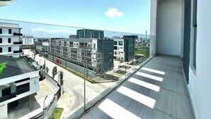 Un balcón con vistas despejadas a edificios modernos y una calle abajo.