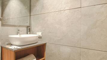 Ducha, artículos de tocador gratuitos, toallas, jabón