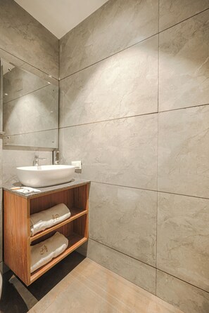 Shower, free toiletries, towels, soap - Hotel Tranquil (Mohali)