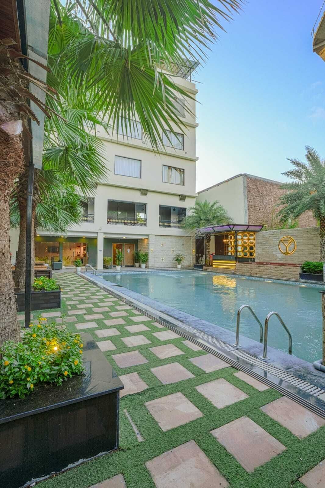 Una piscina al aire libre
