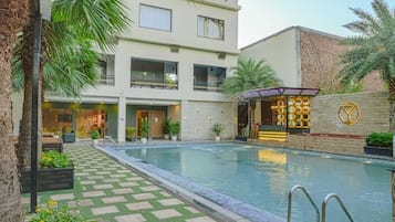 Una piscina al aire libre