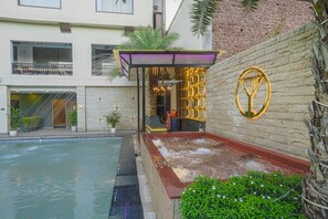 Outdoor pool - Hotel Escala - Near Golden Gate Amritsar (Amritsar)
