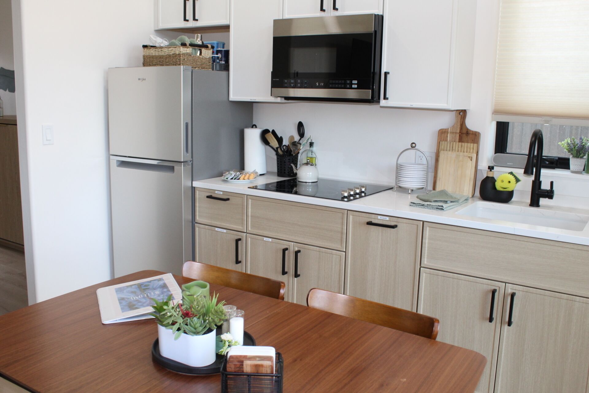 Réfrigérateur, micro-ondes, plaque de cuisson, lave-vaisselle