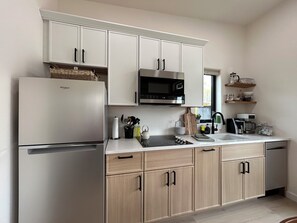Fridge, microwave, stovetop, dishwasher