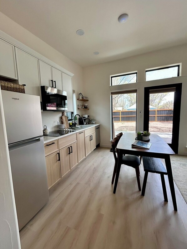 Fridge, microwave, stovetop, dishwasher