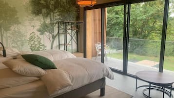Escritorio, espacio para trabajar con laptop y wifi gratis