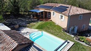 A house with a swimming pool, solar panels, and a covered patio. - Villa with swimming pool in the Cévennes 10 people electric charging point (Mons)