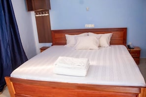 Classic Room | Desk, laptop workspace, free WiFi