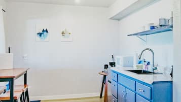 Suite, 1 Queen Bed with Sofa bed, Kitchenette | Private kitchen | Mini-fridge, microwave, cookware/dishes/utensils