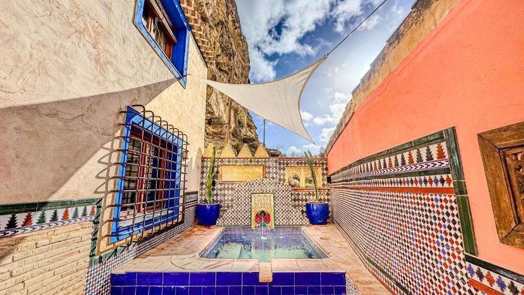 Una piscina al aire libre de temporada