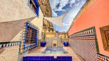 Una piscina al aire libre de temporada