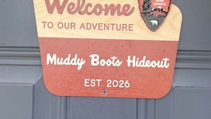 A welcome sign for Muddy Boots Hideout with a National Park Service emblem. - Muddy Boots HideoutI Cozy 2BR I 15m to RRG I Wi-Fi (Stanton)