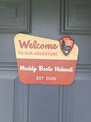 A welcome sign for Muddy Boots Hideout with a National Park Service emblem. - Muddy Boots HideoutI Cozy 2BR I 15m to RRG I Wi-Fi (Stanton)