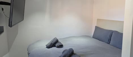 1 bedroom, iron/ironing board, internet, bed sheets