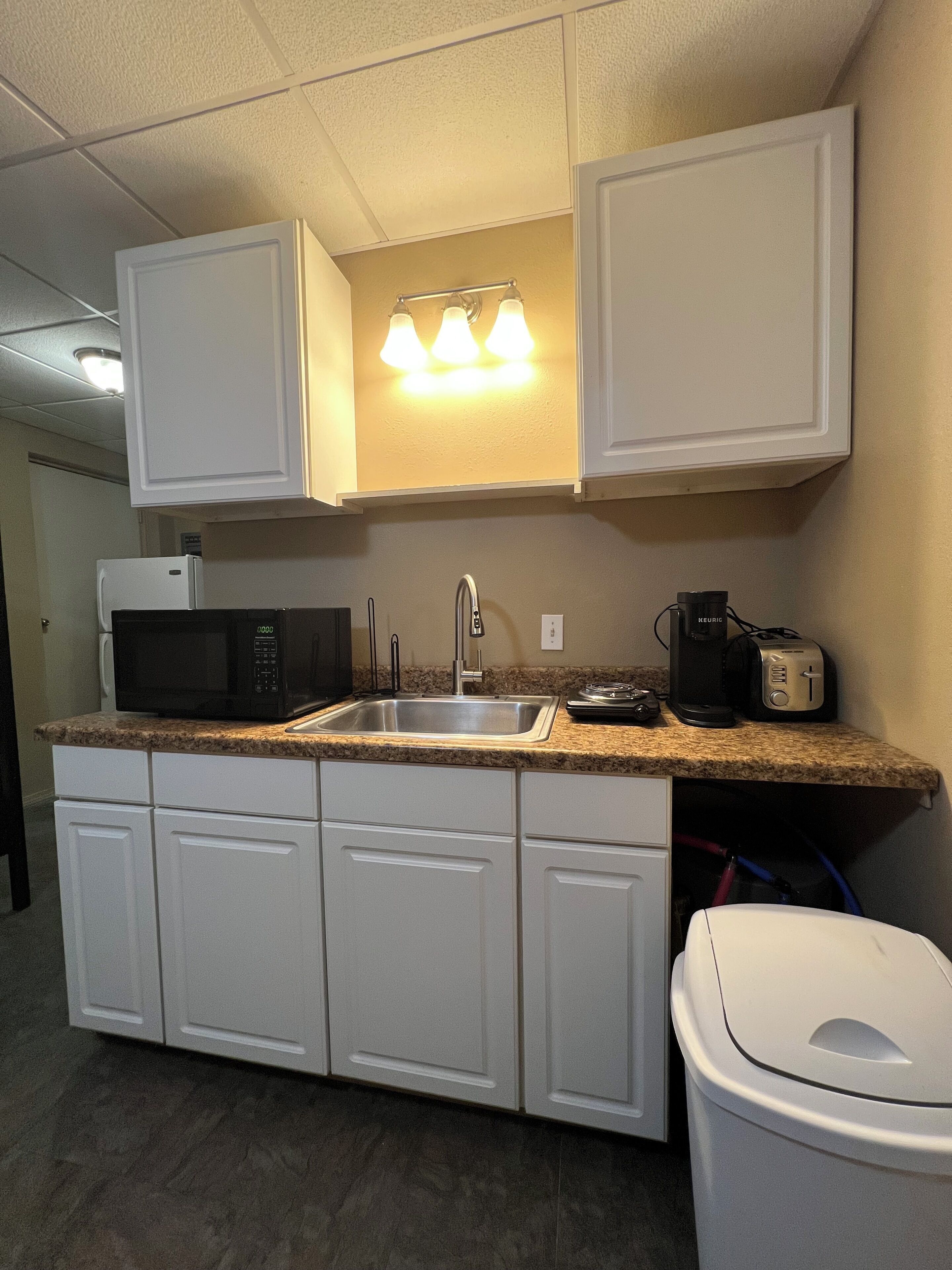 Een koelkast, een magnetron, een kookplaat