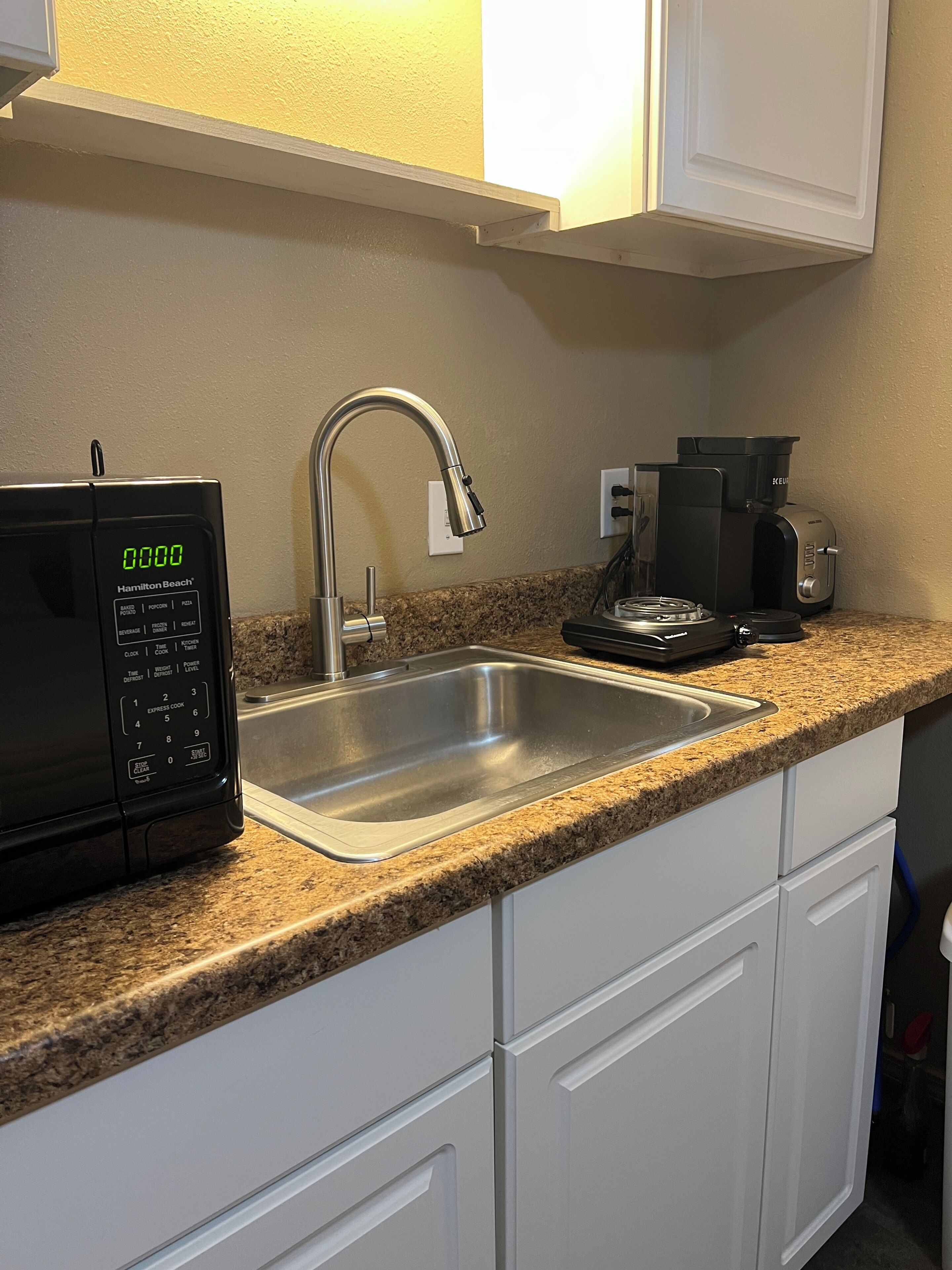 Réfrigérateur, micro-ondes, plaque de cuisson, cafetière/bouilloire