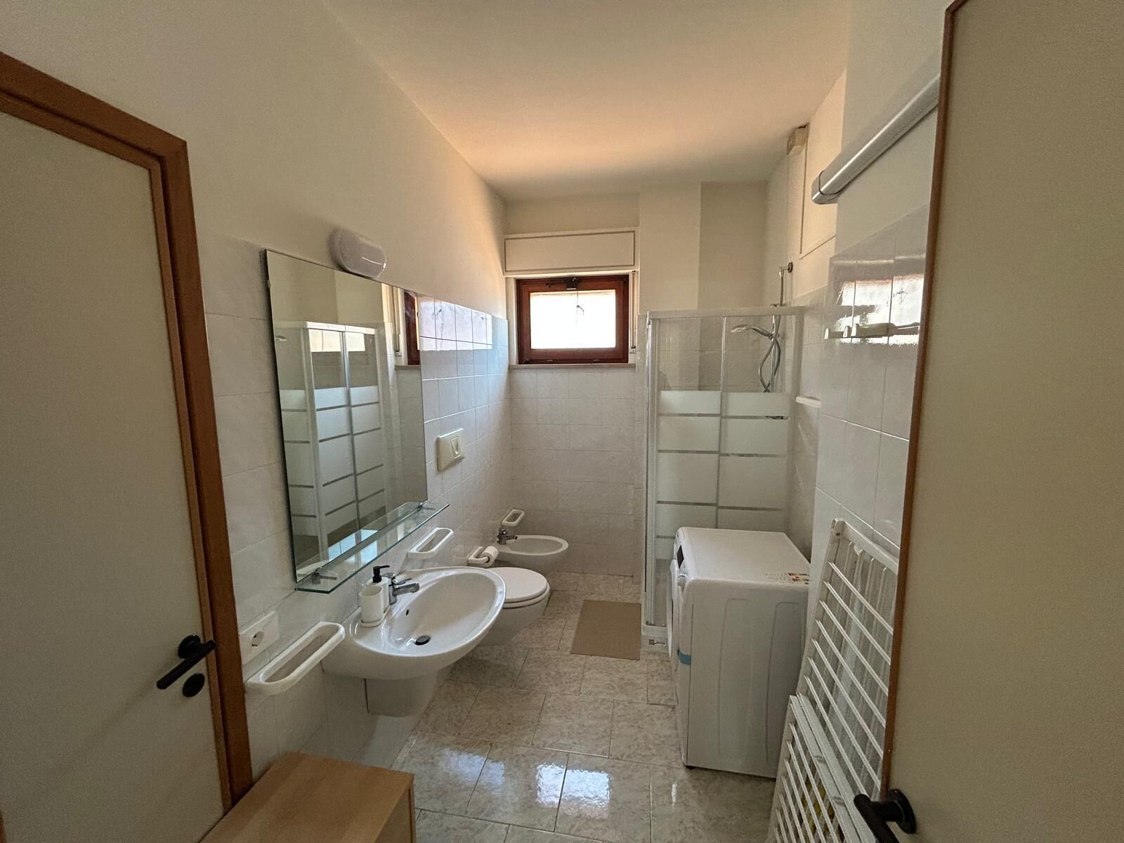 Ducha, secador de pelo, bidé y toallas