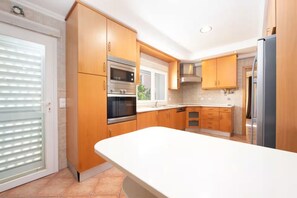 Fridge, microwave, oven, stovetop - Villa 'Casa Da Arrabida' with Mountain View, Wi-Fi and Air Conditioning (São Simão)