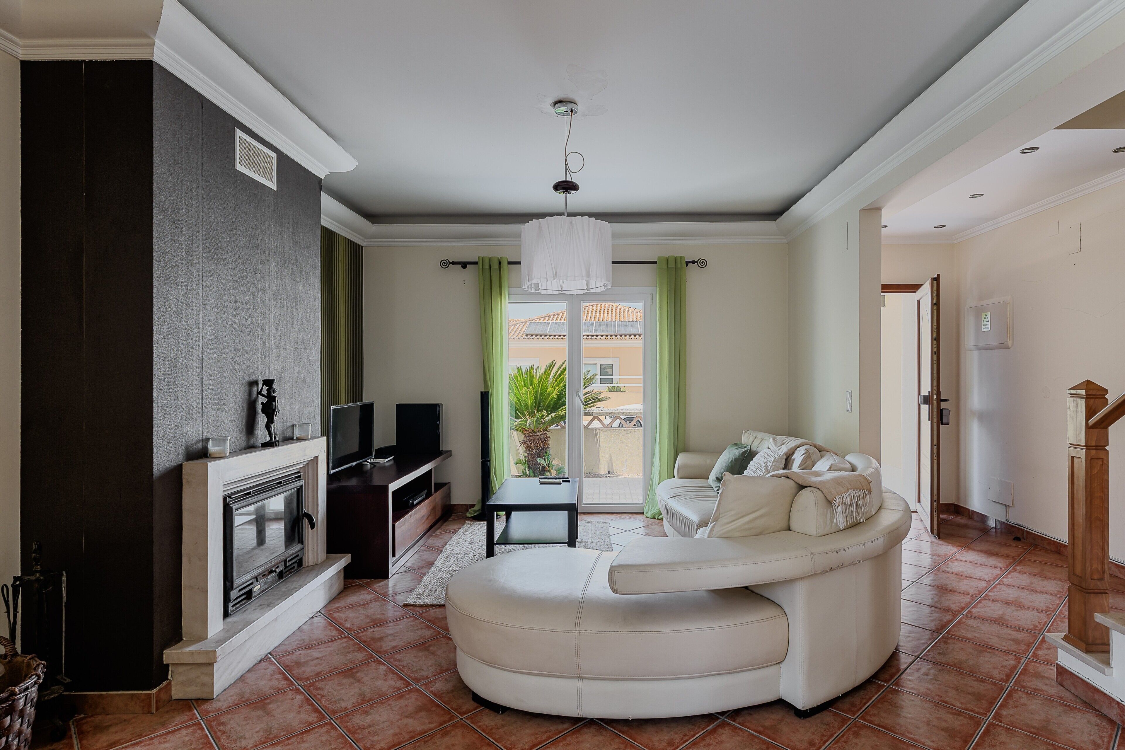 TV, fireplace
