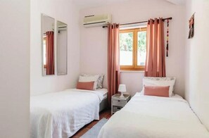 Room - Casa Baixa - Serene ecological country house with swimming pool (Moncarapacho)