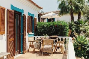 Outdoor dining - Casa Baixa - Serene ecological country house with swimming pool (Moncarapacho)