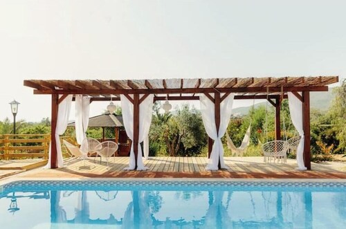 Writer's retreat: cottage with outdoor bath and pool
