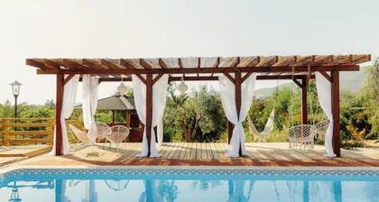 Writer's retreat: cottage with outdoor bath and pool