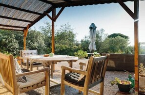 Outdoor dining - Writer's retreat: cottage with outdoor bath and pool (Moncarapacho)