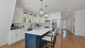 Køleskab, mikrobølgeovn, ovn, kogeplade