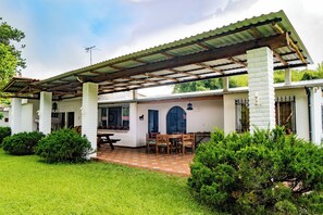 Charming exclusive villa, 6 bedrooms, mountain view | Garden view