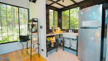 One of a kind signature villa, botanic paradise | Cocina básica privada | Frigorífico pequeño, microondas y cafetera o tetera