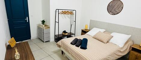 1 chambre, fer et planche Ă repasser, Wi-Fi, draps fournis