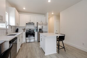 Private kitchen - Brand New Duplex Near Downtown (Sulphur Springs)